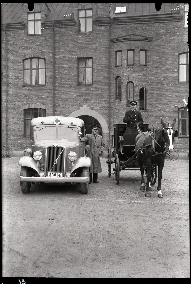 Västerås, kv. Igor.
Ambulans och epedemivagn utanför polishuset/brandstationen. 1937.