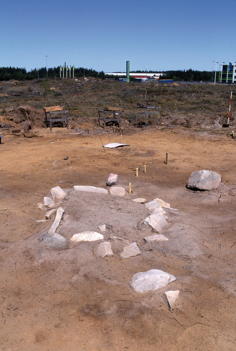 Stensättningen G3 på gravfältet RAÄ Barnarp 171, L1971:1158 på Torsvik i Jönköping. Första bilden är tagen från NNO och andra från SSV. Till vänster på första bilden syns en omkullfallen syndport. I graven fanns ingen begravning i form av brända ben men en järnkniv påträffades snett nedstucken i marken inom anläggningen, dessutom påträffades krossad över hela anläggningen.