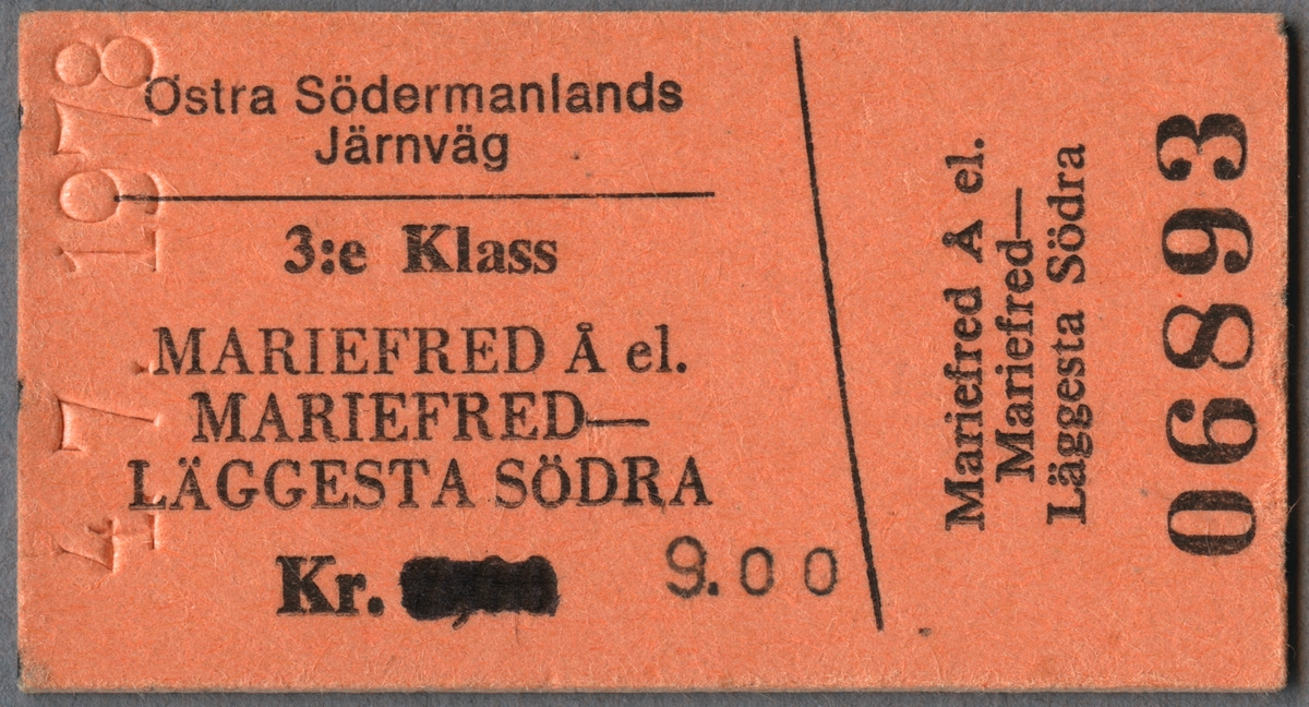 Museitågsbiljett från Östra Södermanlands Järnväg. Biljetten är utfärdad i tredje klass på sträckan Mariefred Å eller Mariefred-Läggesta södra. Utmed vänstra kortsidan finns ett präglat datum. Biljetten är av Edmondsonskt typ av orange papp och i liggande format. Biljettens pris var 9 kronor. Ett tidigare pris är övermålat.