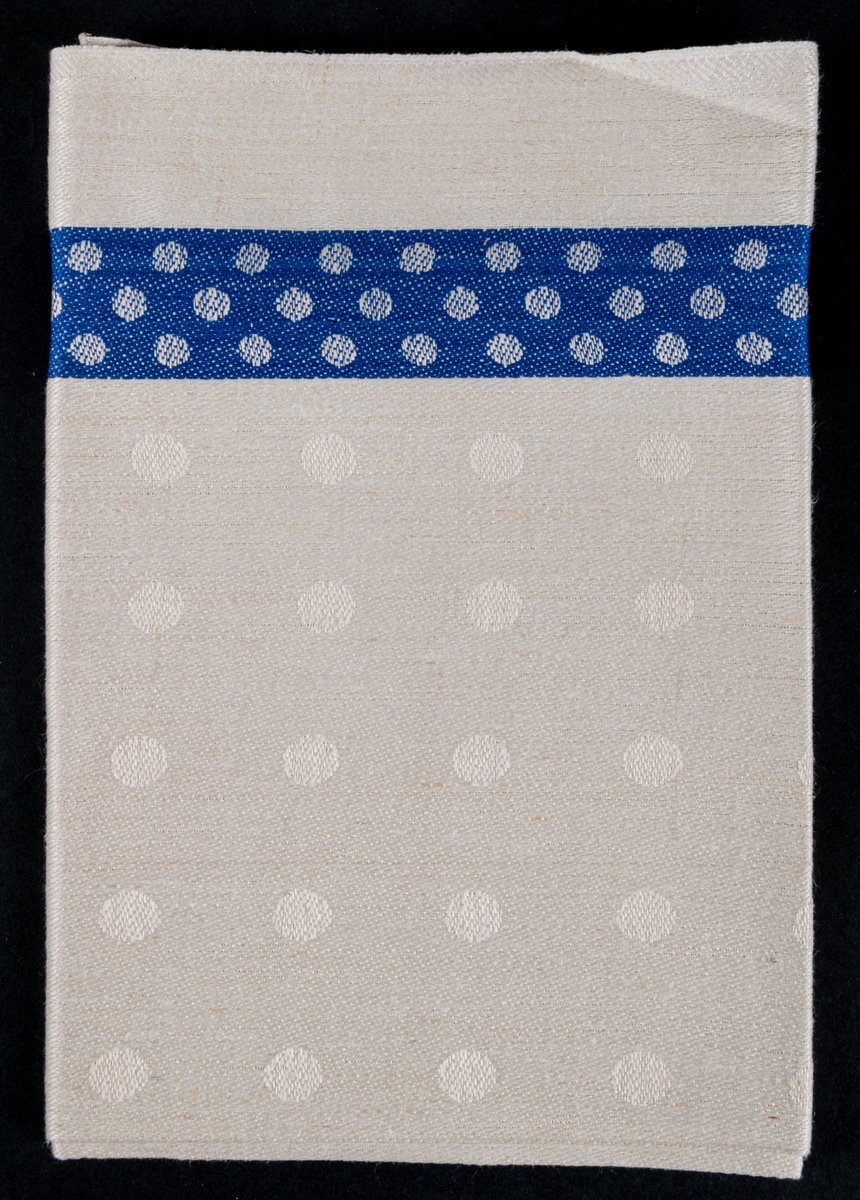 Oklippt, maskinvävd handduksväv av hellinne tillverkad vid Torsåkers linnefabriks aktiebolag. Vävd i tuskaft med naturfärgad botten med blåa effektränder.