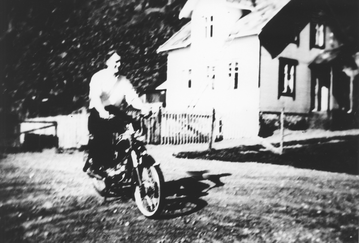 Karstein Fredriksen, f.1927, Stamnesvik, her på sin første moped foran Ytre Rabben,Skaland, i 1959