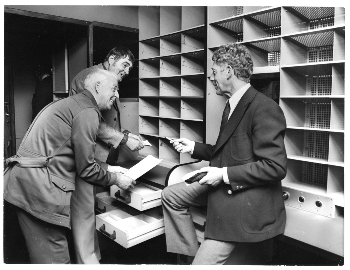 Lennart Falke på driftbyrån förevisar lådor och fack i det förstaexemplaret av postkupé DF 21 för jvp-nämdeledamöterna Martin Lundberg, Sollefteå och Kjell Petterson, Malmö, 1975.