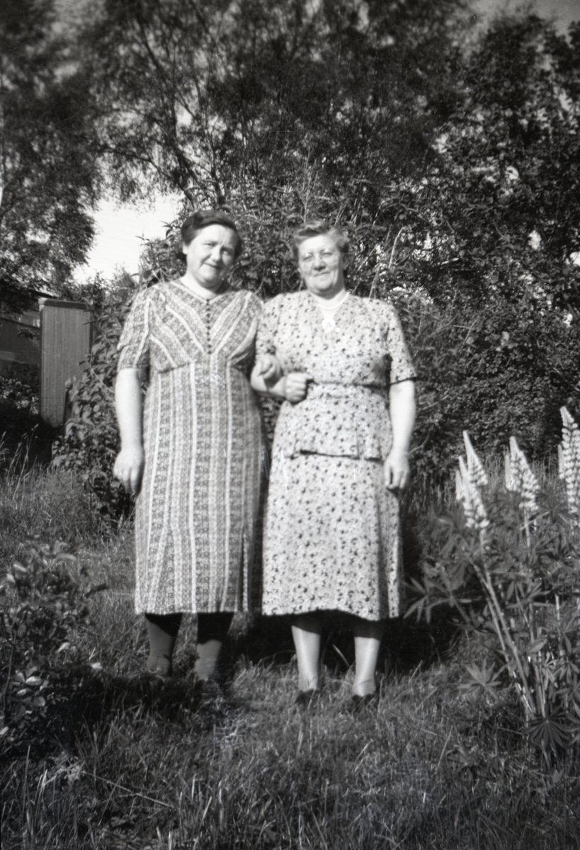 Portrettfotografi av to kvinner i en hage.