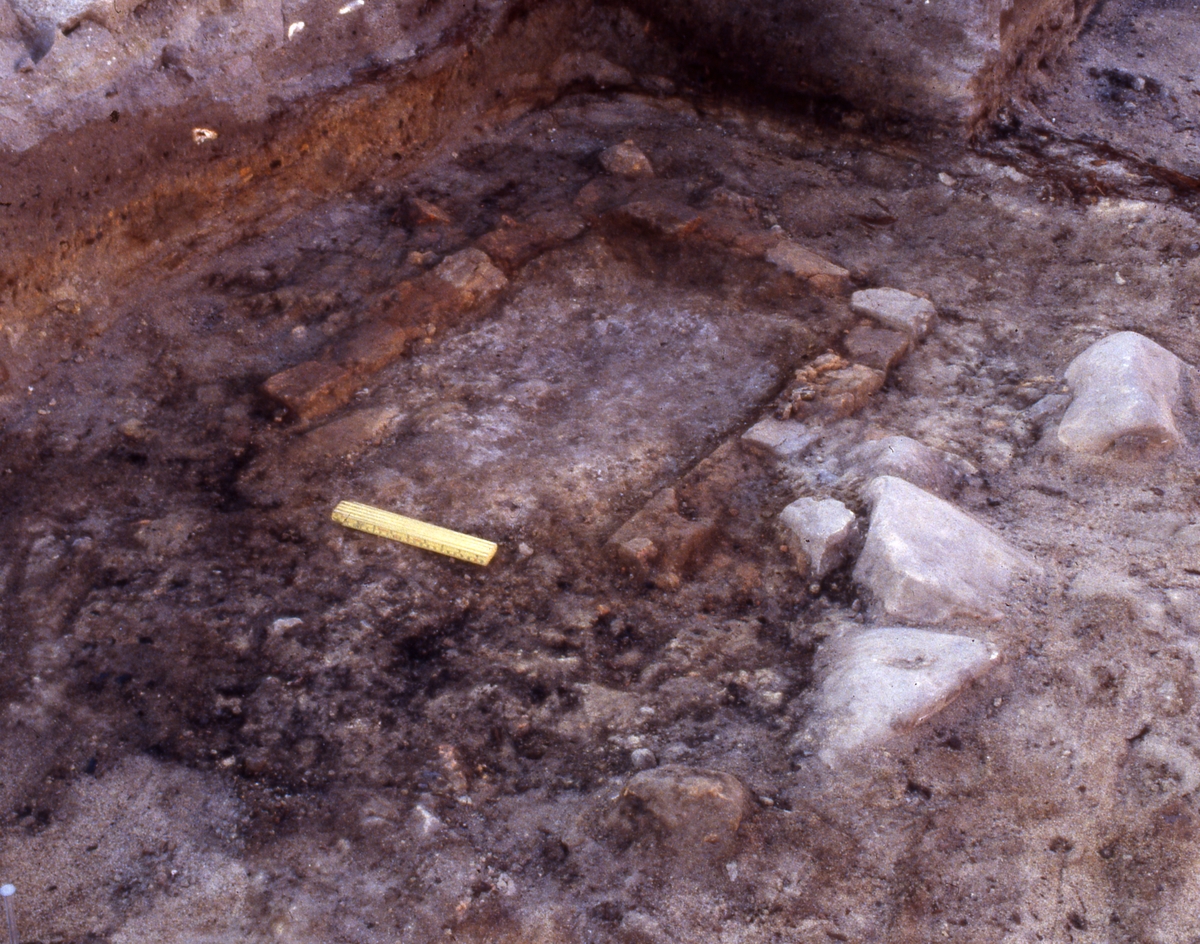 En eldstad som grävts fram i kvarteret Ankaret i centrala Jönköping. Bilden togs i samband med en arkeologisk undersökning 1996. Eldstaden påträffades i ena hörnet till resterna av en verkstadsbyggnad med lergolv och var förhållandevis liten, 0,9 x 0,7 meter.