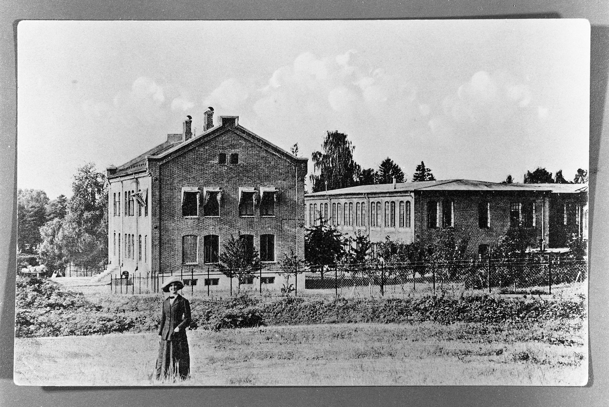 Mjølkefabikken på Kapp med kontorbygningen i forgrunnen til venstre, ca. 1900. Bildet er et prospektkort.