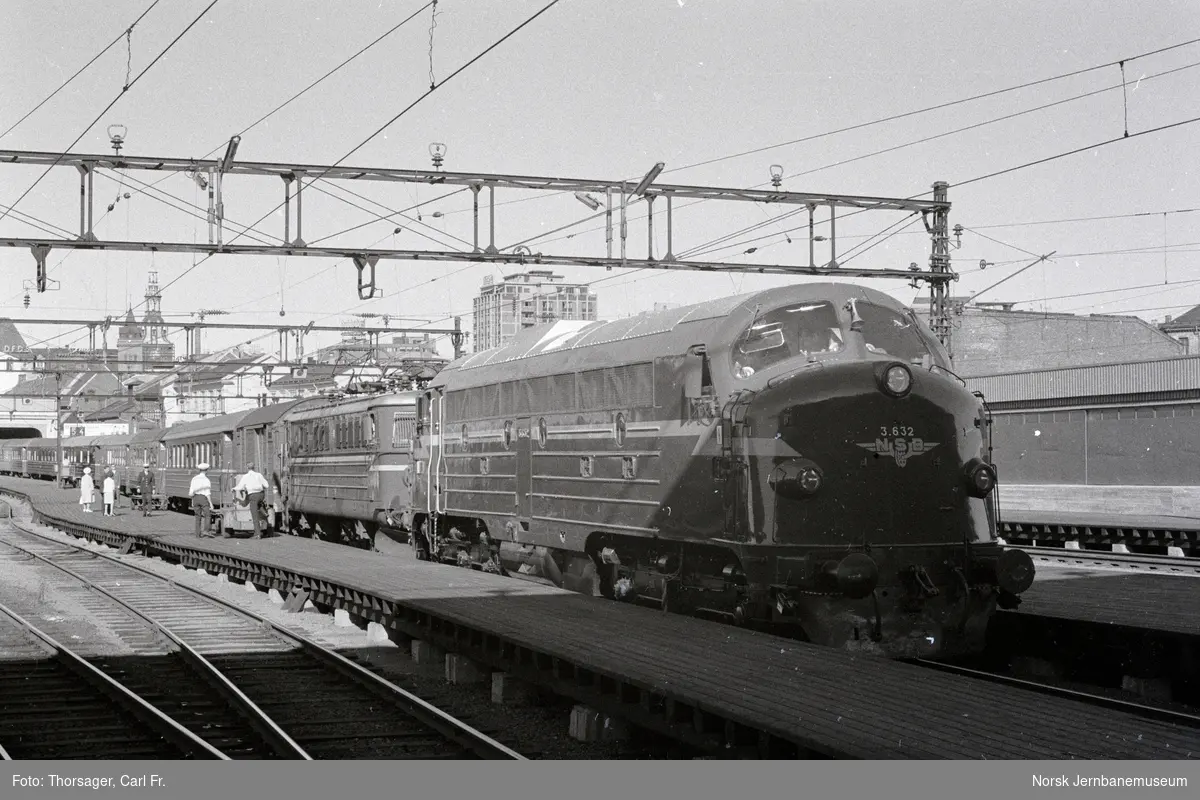 Nylevert diesellokomotiv Di 3 632 som ekstra forspannlok i dagtoget til Trondheim på Oslo Østbanestasjon