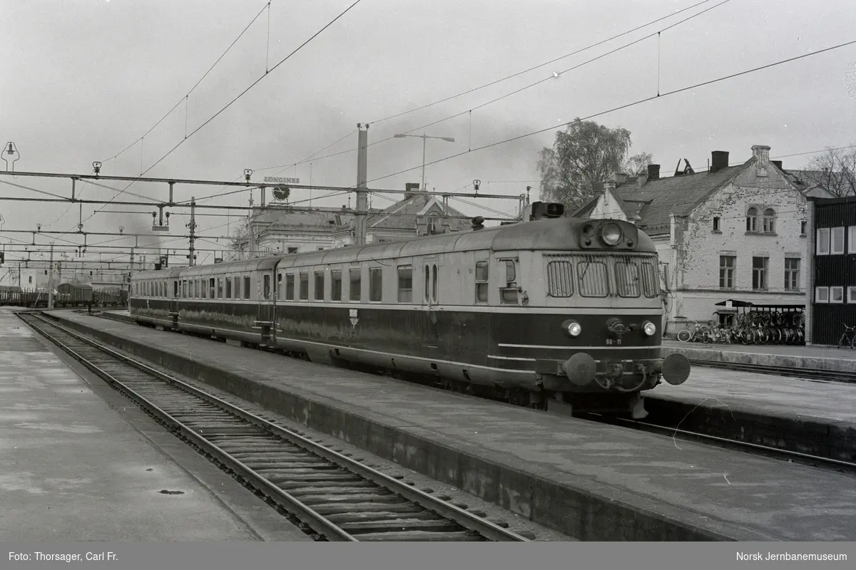 Dieselmotorvognsett type 88, nærmest motorvogn litra BEmdo 88 11, med dagtoget fra Oslo Ø til Trondheim over Røros, tog 301, på Hamar stasjon