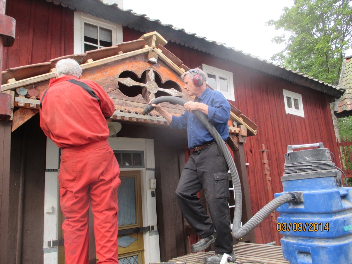 Byggnadsvårdsåtgärder på veranda, på mangårdsbyggnaden på hembygdsgården Härledsgården, Torstuna Härled 1:5, Torstuna socken, Uppland 2014