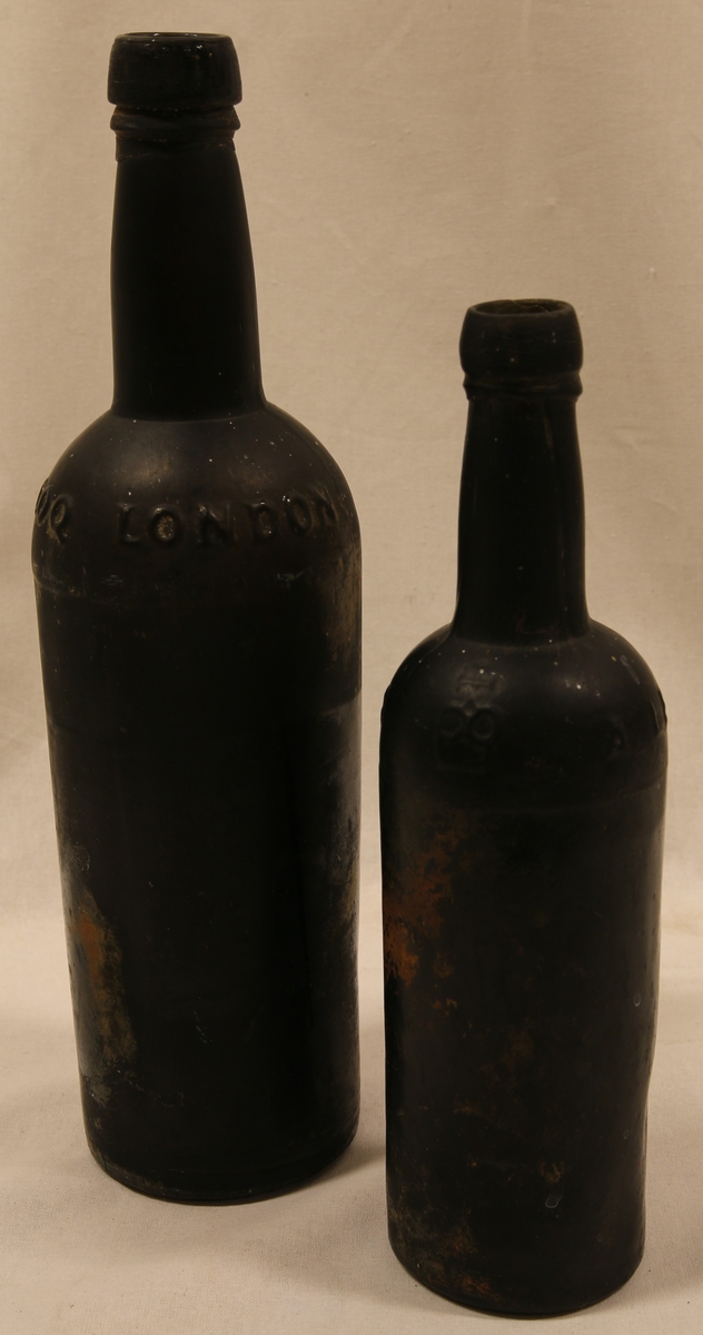 2 vinflasker
1 x 1/1 (1l = Li-2570 A)
1 x 1/2 (1/2l = Li-2570 B)
sammen med en avisutklipp (Li-2570 C)