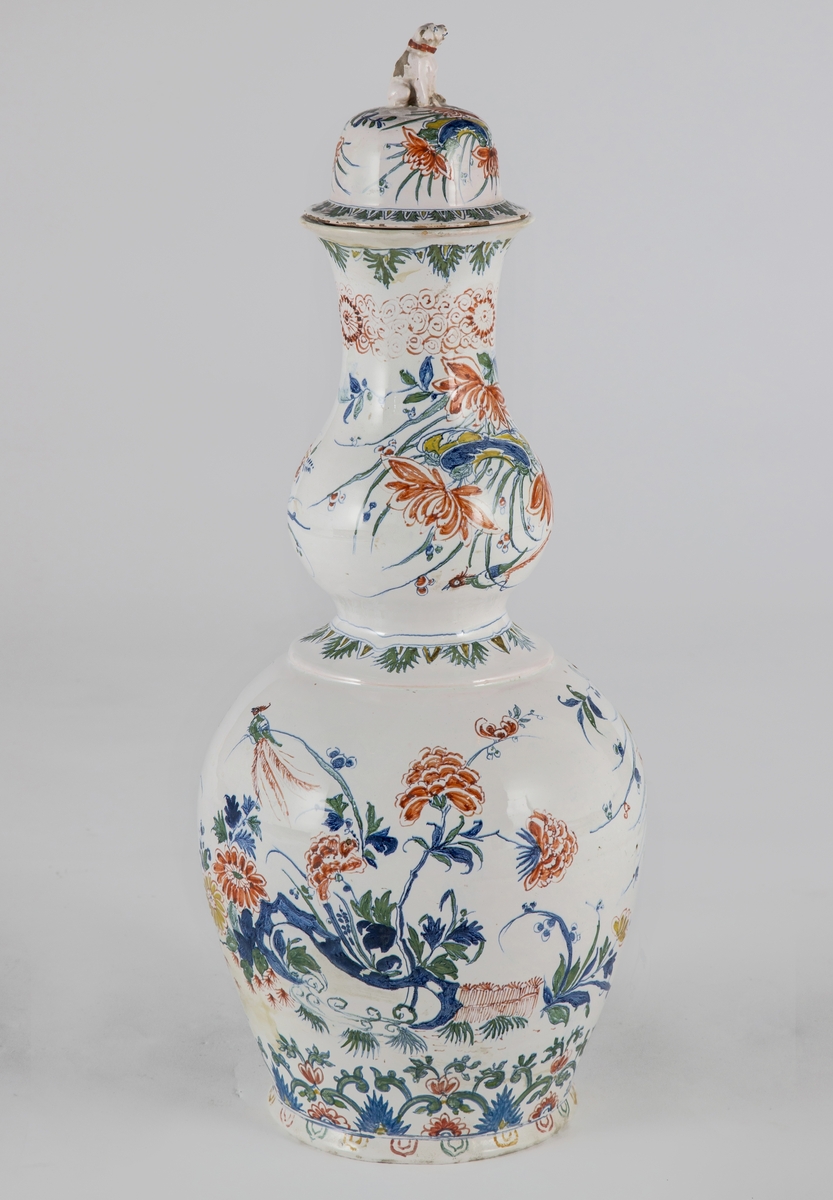 Kinesisk inspirerte motive med blomster og fugler.