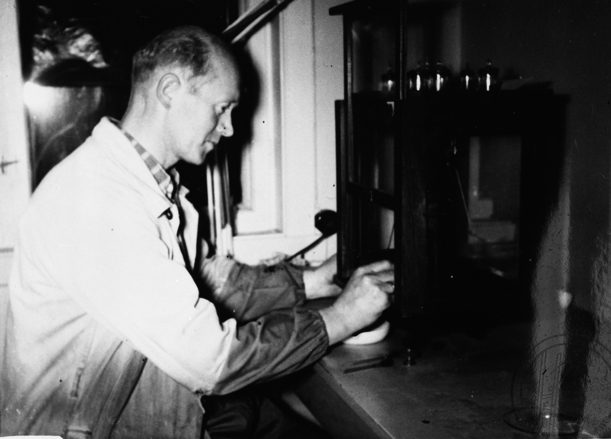 Laborant Jensen med kisprøver til laboratoriebehandling