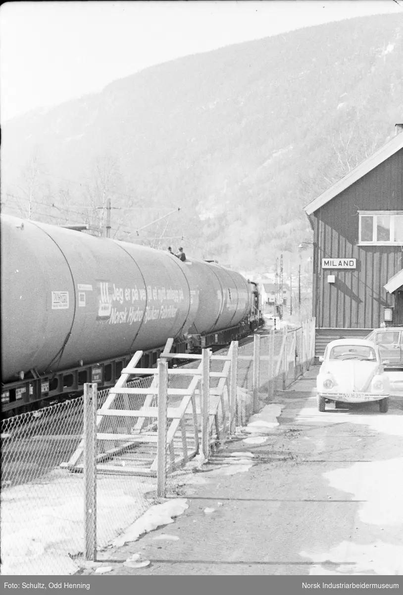 Transport av ammoniakktanker på Rjukanbanen. Transporten passerer Miland.