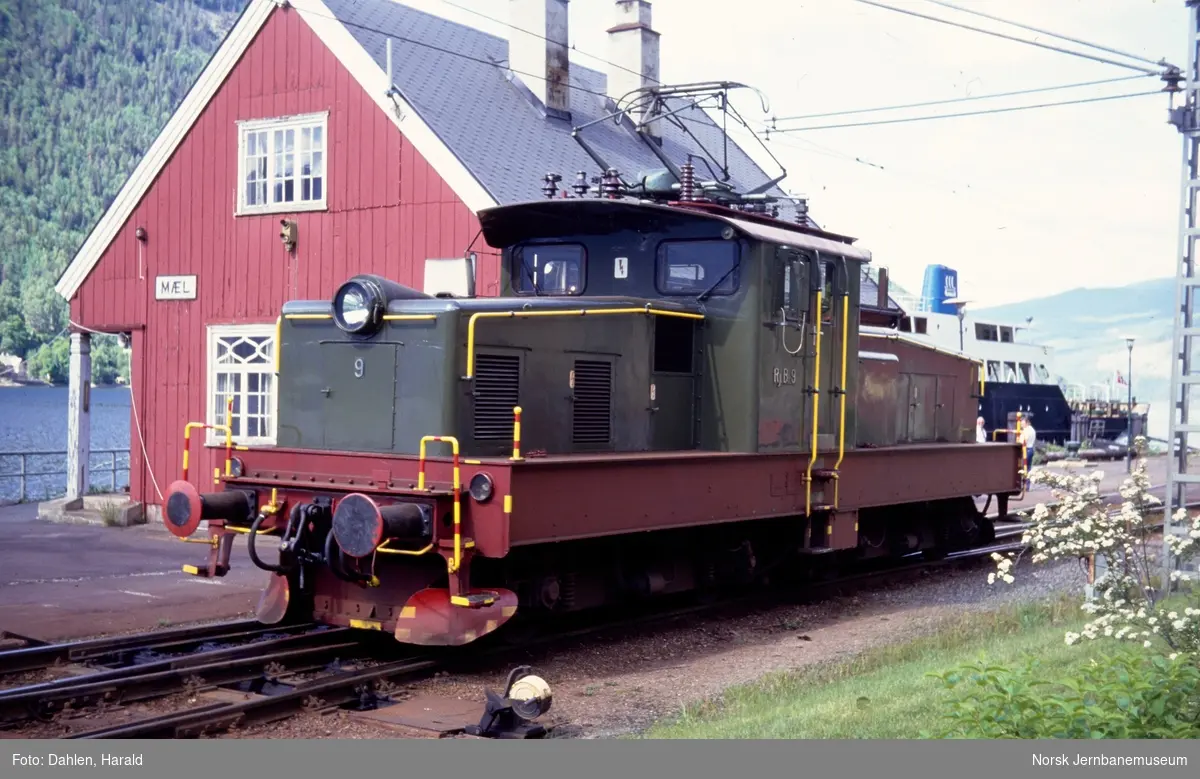 Skifting med elektrisk lokomotiv Rj.B 9 på Mæl stasjon. I bakgrunnen MF Storegut