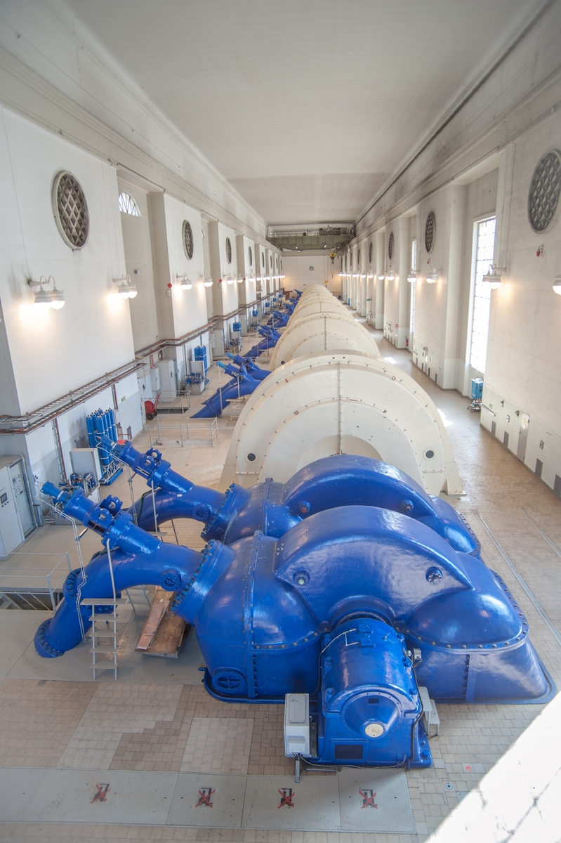 Maskinhallen i Nore I kraftverk, dei blå maskinane er turbinar og dei kvite er generatorar.