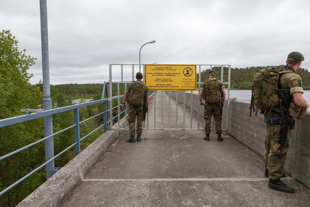 Grensesoldater på inspeksjon ved dammen til Skogfoss kraftverk.