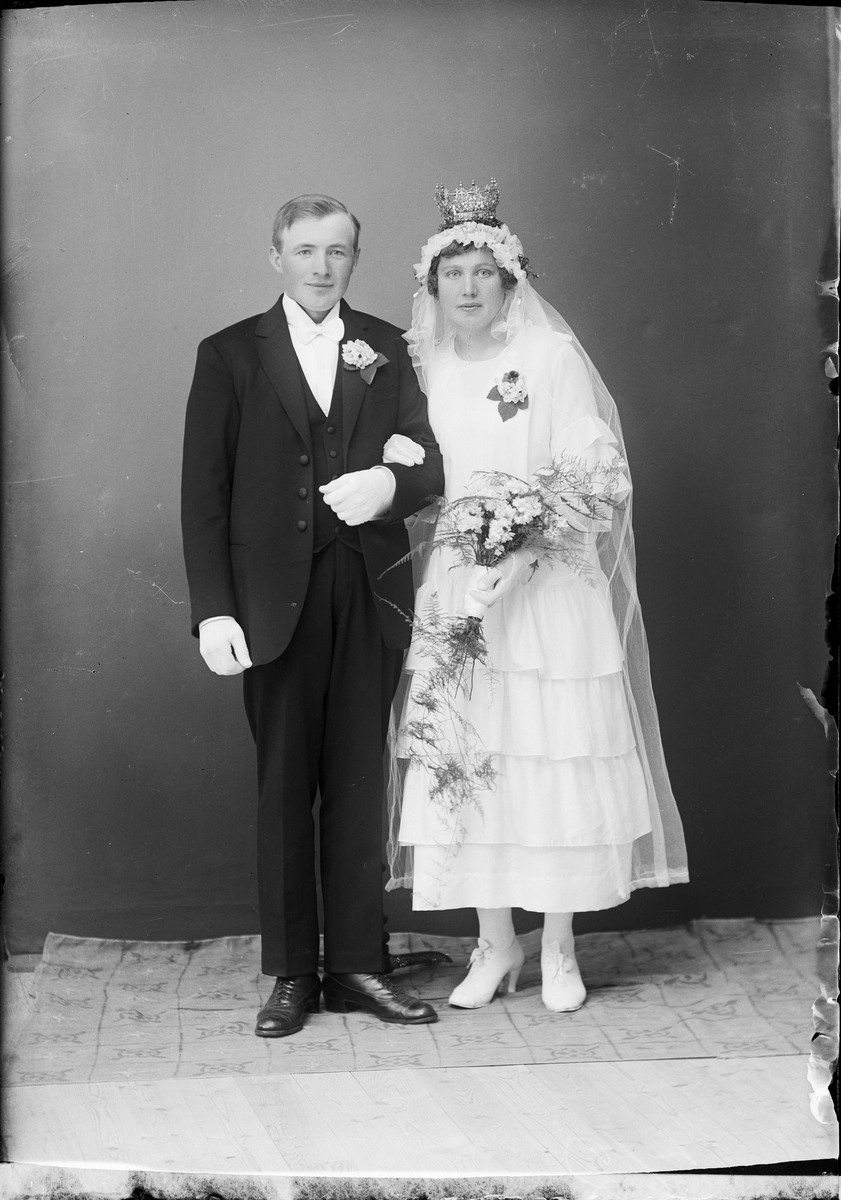 Brudparet Karlsson från Elvisjö, Börstil socken, Uppland 1922