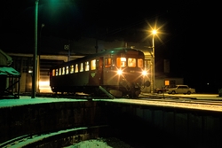 Dieselmotorvogn BM 86 20 på utenfor lokomotivstallen på Kong