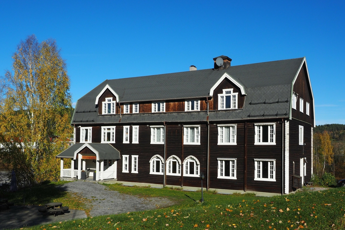 Folkemusikksenteret i Buskerud holder til en bygning som opprinnelig ble reist som Sigdals første gamlehjem. Huset ble flyttet til sin nåværende plass på 1990-tallet og tatt i bruk av Folkemusikksenteret i 1995. Huset rommer blant annet møtelokaler, folkemusikkarkiv og lydstudio, og er en faglig og sosial møteplass.
