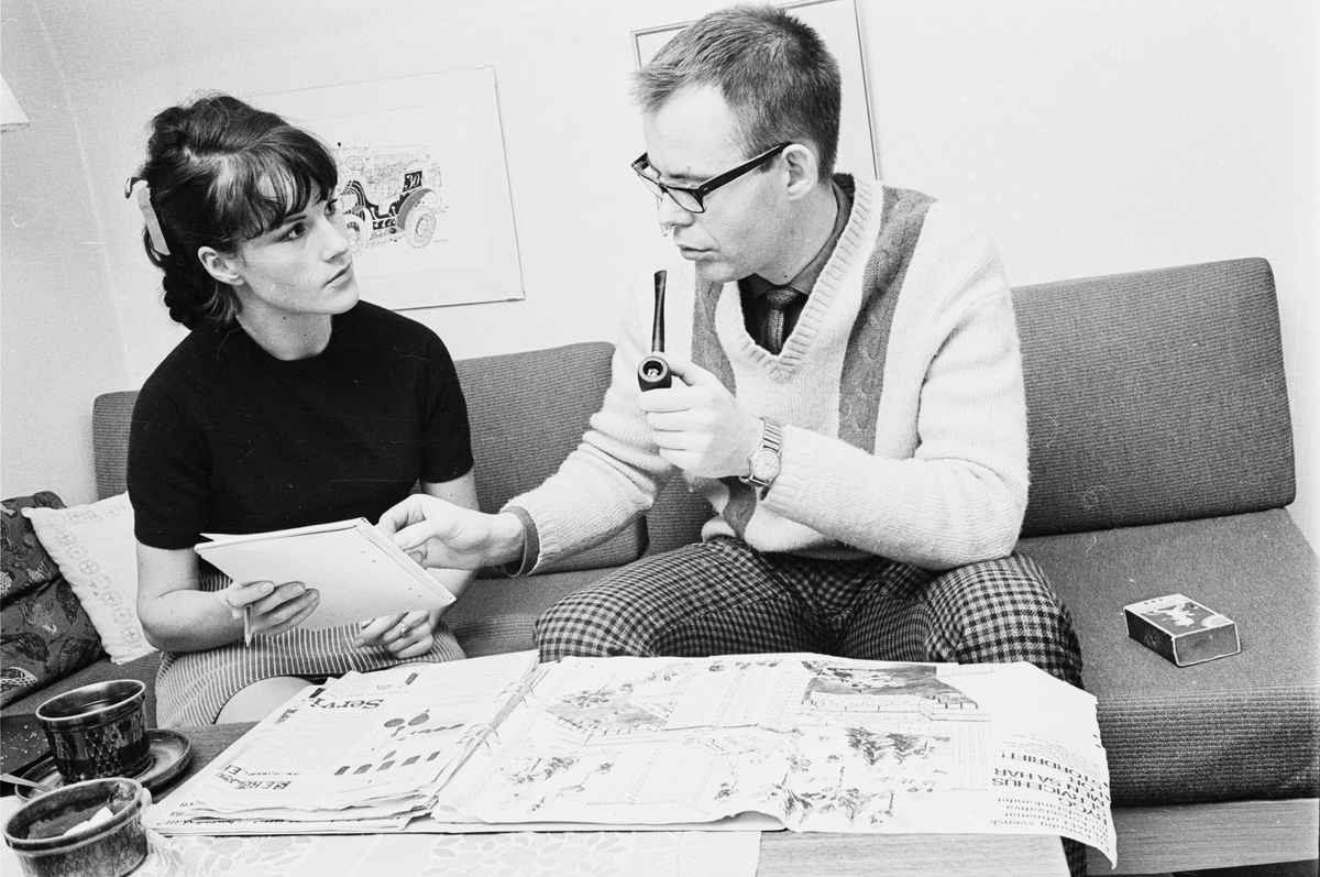 Bengt Kettner samtalar med en kvinna, Uppsala 1966