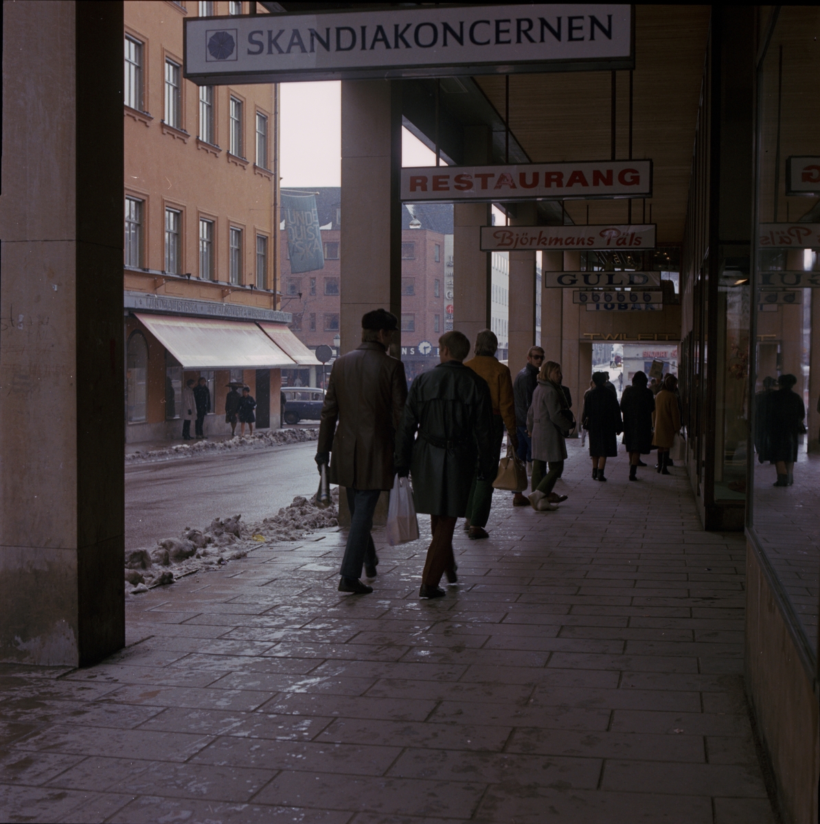 Gångtrafikanter vid Skandiahuset på Drottninggatan, Uppsala 1970