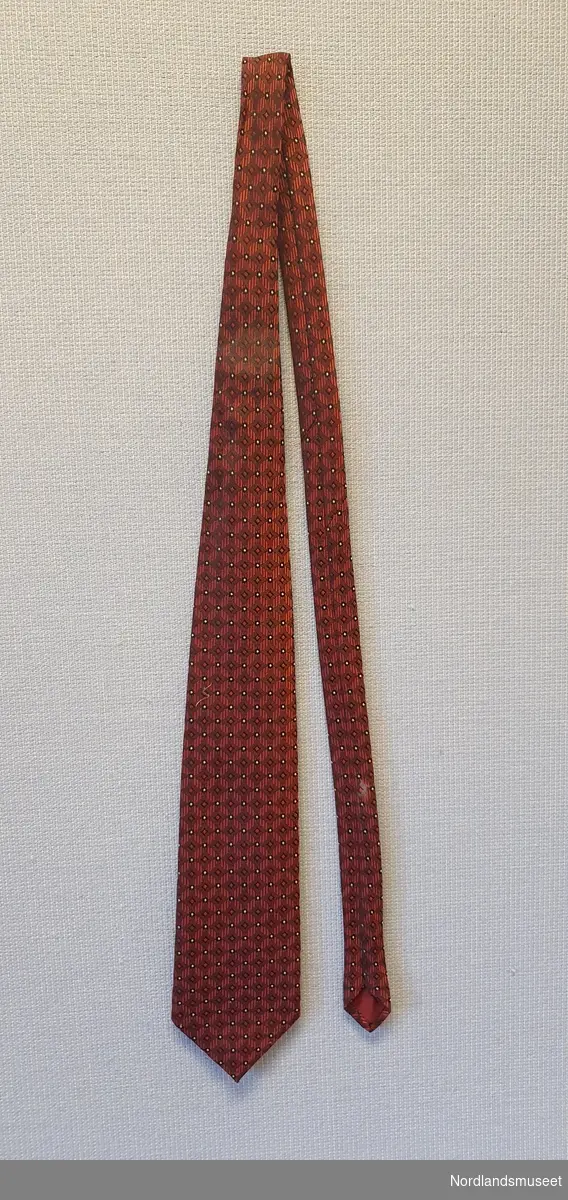 Rødt slips med mønster.