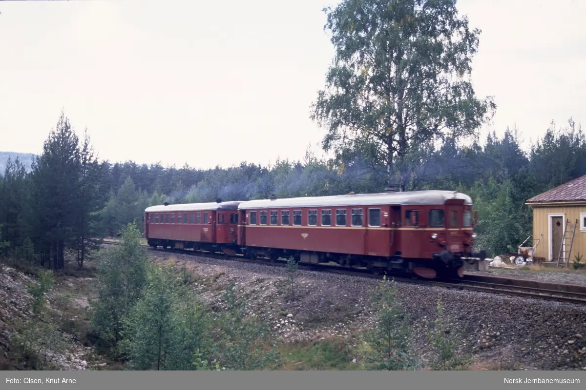 Persontog fra Kongsberg til Rødberg med dieselmotorvogn BM 86 25 (nærmest)  og BM 86 15 ved Pikerfoss holdeplass