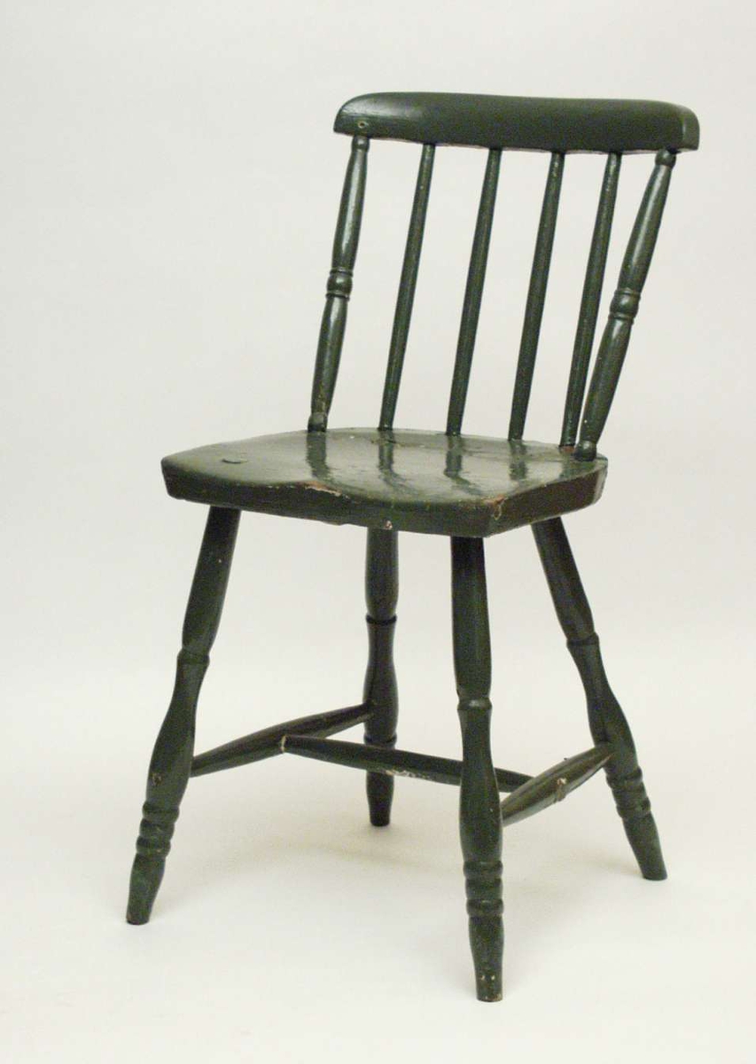 Grønnmalt pinnestol med rundet toppbrett, profilerte akterstaver og dreide profilerte ben.