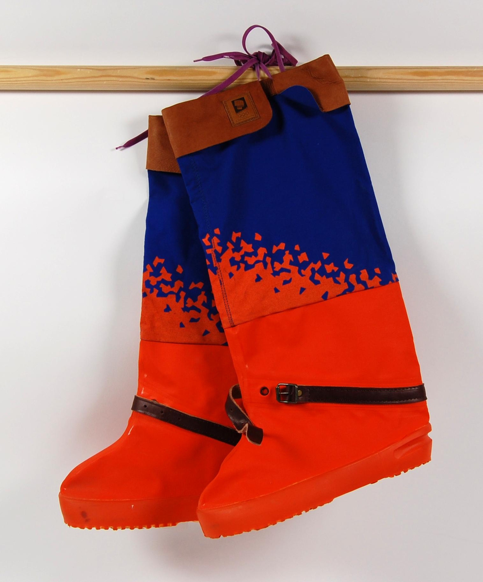 Blå og oransje fotposer med krystallmønster. Krystallmønsteret inngikk i LOOCs designprogram. Fotposene har en lærkant øverst, og en lærreim med spenne til stramming ved ankelen. Det er festet en fiolett nylonsnor for å stramme fotposene ved lærkanten. På lærkanten er det festet et merke med logo for de olympiske vinterleker på Lillehammer i 1994.