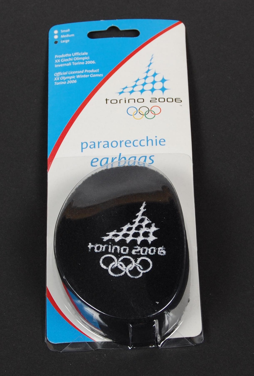 To sorte og røde ørevarmere med hvit logo for de olympiske leker i Torino i 2006. De er et par og festes hver for seg på hvert øre. Det er ingen bånd i mellom som binder de to varmerene sammen. Ørevarmerene ligger i en embalsje av papp og plast.