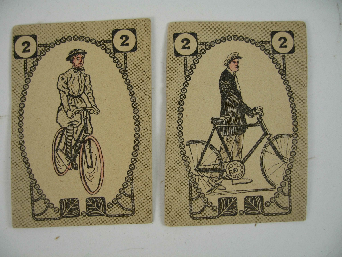 Kortstokk med 25 kort, hvorav 24 er par merket 1 til 12, der kortene på billedsiden gjengir en mann og en kvinne. Det 25. kortet er et mannsansikt merket Svarteper. Baksiden av kortet har et rutemønster.
