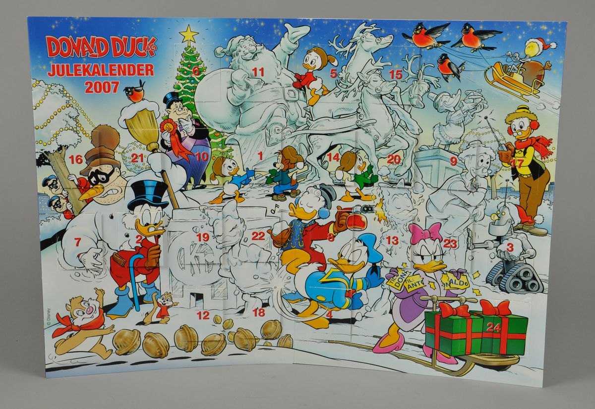 Kalenderen har Walt Disney-figurer og isskulpturer av dem. I bakgrunnen et juletre.. Kalenderen kan brettes sammen.Den er fra 2007 og har mye tekst på baksiden.