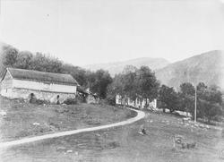 Prestegård, låve, veg, fjell