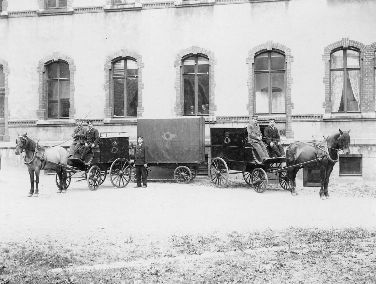 transport, posttransport, Bergen postkontor, to hester, to vogner med fire hjul, postemblem, fem menn