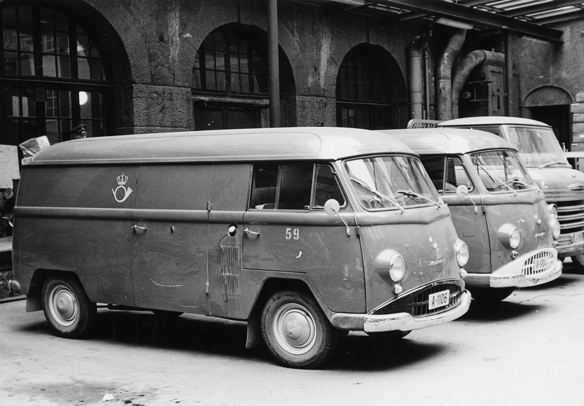 transport, bil, Oslo postgård, postbil, postemblem. Nærmest to Matador varebiler (A-1106 er en 1961 modell). Bakerst en Volvo Snabbe lastebil.