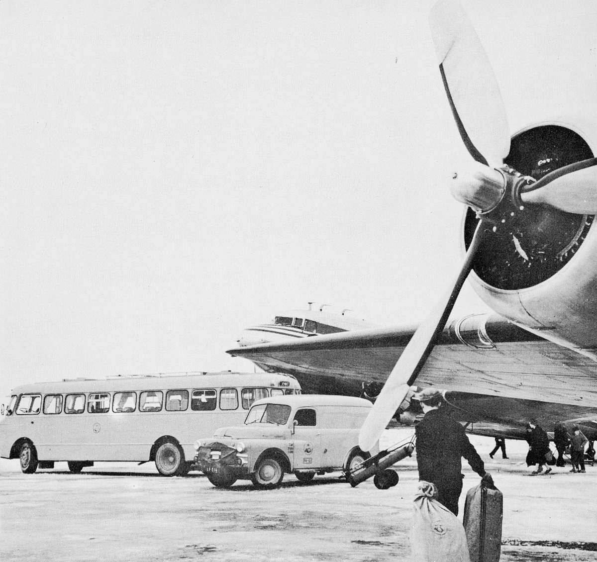 transport, fly, eksteriør, på bakken, postbil, buss, postsekk, mann. Dodge varebil, årsmodell 1951-53.