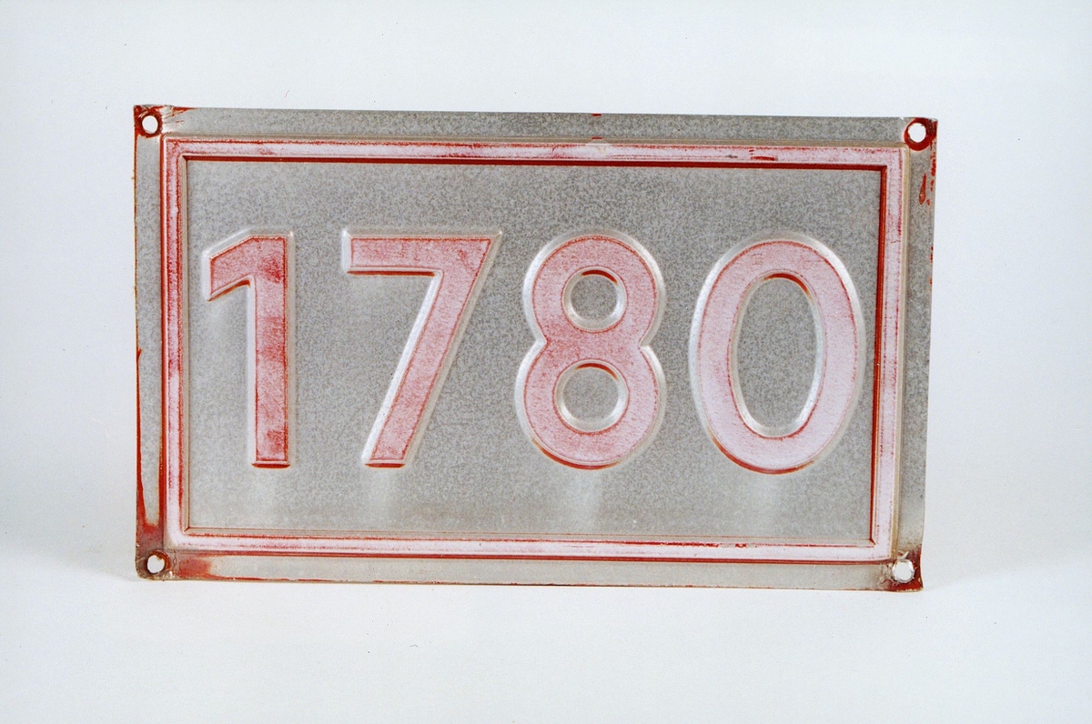 Postmuseet, gjenstander, skilt, stedskilt, nummerskilt, 1780 Kornsjø.