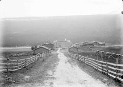 15.06.1908. Lesja prestegård. Bolighus, uthus, vei, gjerder.