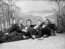 Fridtjof Jevne`s gruppe liggende. 31/3 1901.