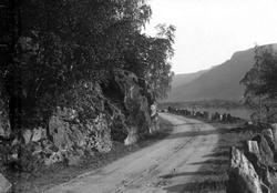 Ringebu. Elstadkleiva mot sør. Grusvei med stabbesteiner.