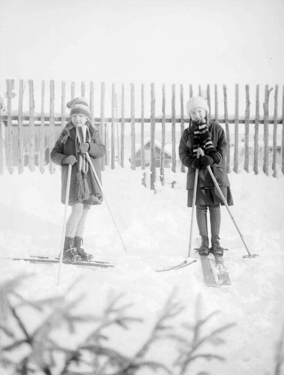 To små piker på ski. Inger Berge og Ellen Mejdell.