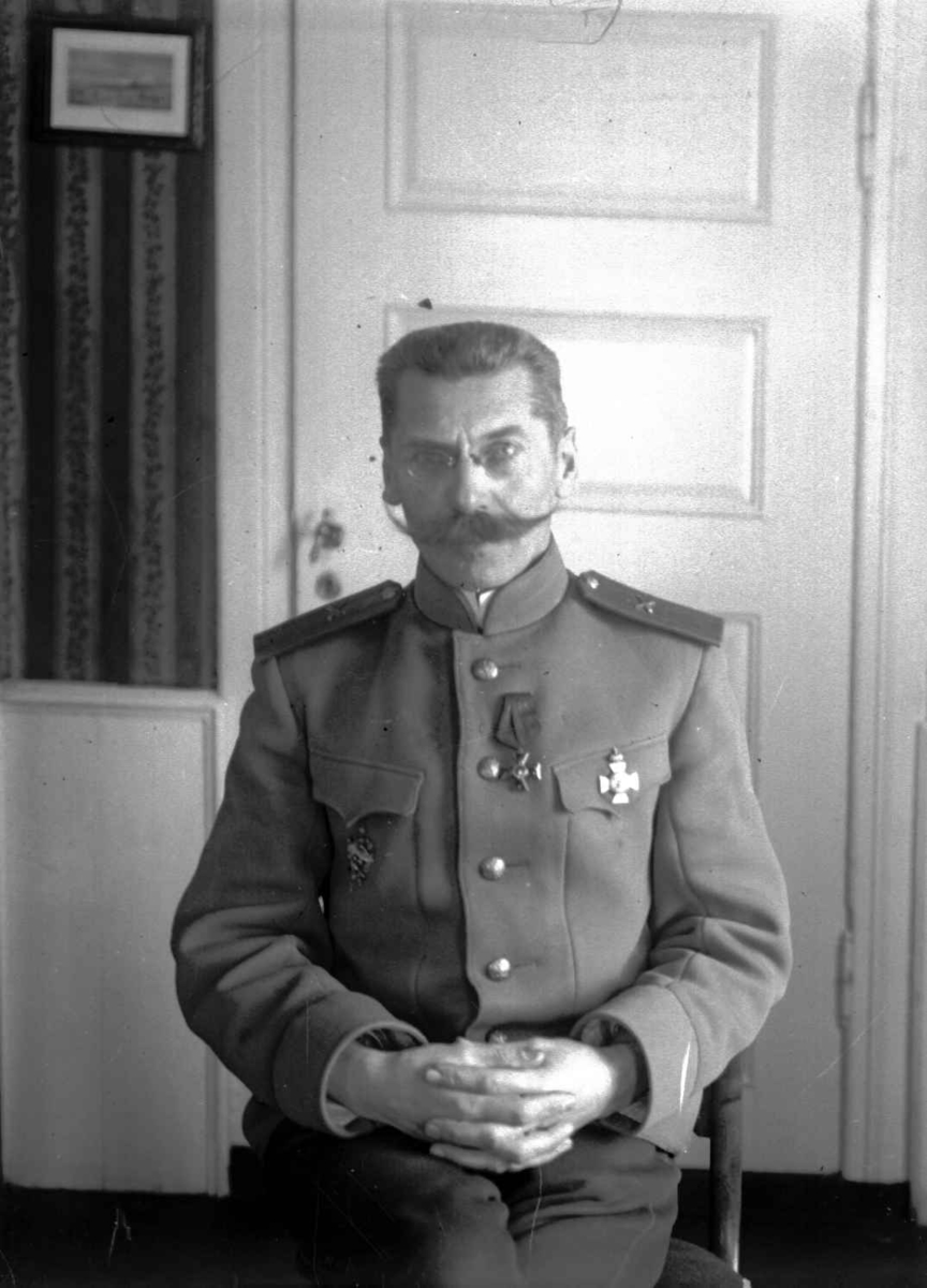 Portrett av en mann i uniform