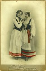 To kvinner, folkedrakt