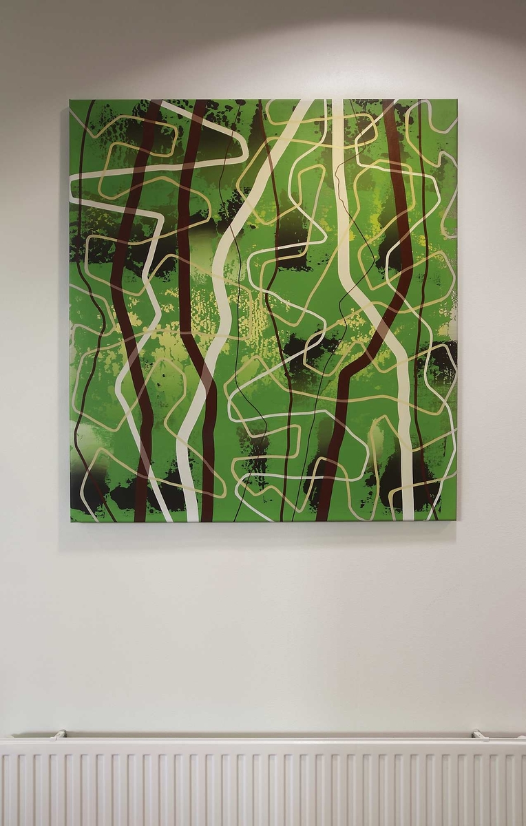 Martinussen arbeider forholdsvis abstrakt med akryl på lerret. Inspirasjonen henter han ofte fra flyturer hvor byer og landskaper ses fra et særegent perspektiv. Maleriet er fargesterkt og hvor de horisontale linjene har sin egen dialog med trærne i atriet utfor vinduene.