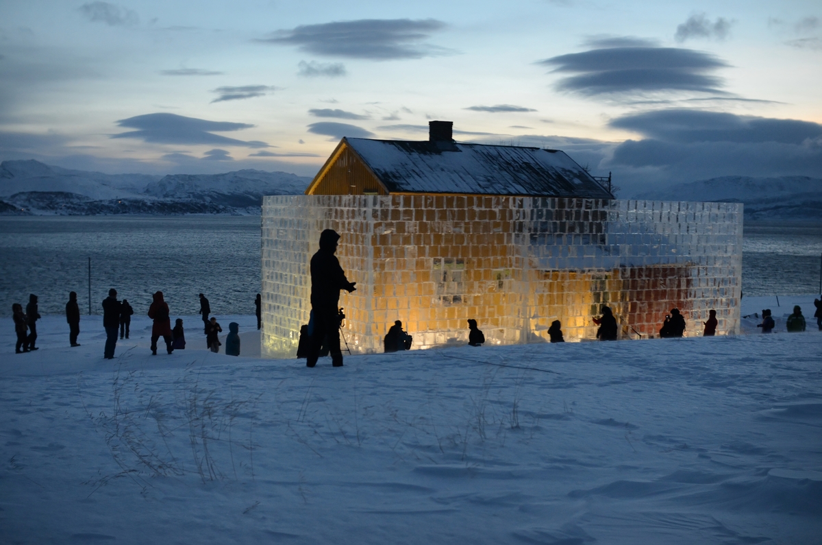 En is-skulptur av Peder Istad. Et fraflyttet sjøsamisk hus i Hanselv bygges inn bak en mur av is og lyssettes. En fotoutstilling av Oddleiv Apneseth med bilder fra husets interiører, og en installasjon av kunstnerens Mona Nordaas ved Gjenreisningsmuseet i Hammerfest. "Still Life" er et prosjekt som berører mange spørsmål: verdighet, sjøsamenes historie og livsvilkår, gjenreisningen etter krigen, språk, fornorskningsprosesser , integrering og tilhørighet.