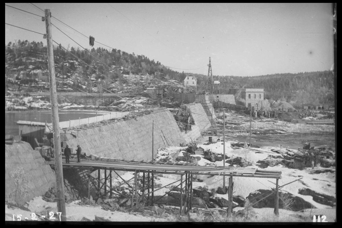 Arendal Fossekompani i begynnelsen av 1900-tallet
CD merket 0010, Bilde: 39
Sted: Flatenfoss i 1927
Beskrivelse:  Dam og kraftstasjon med bolighus