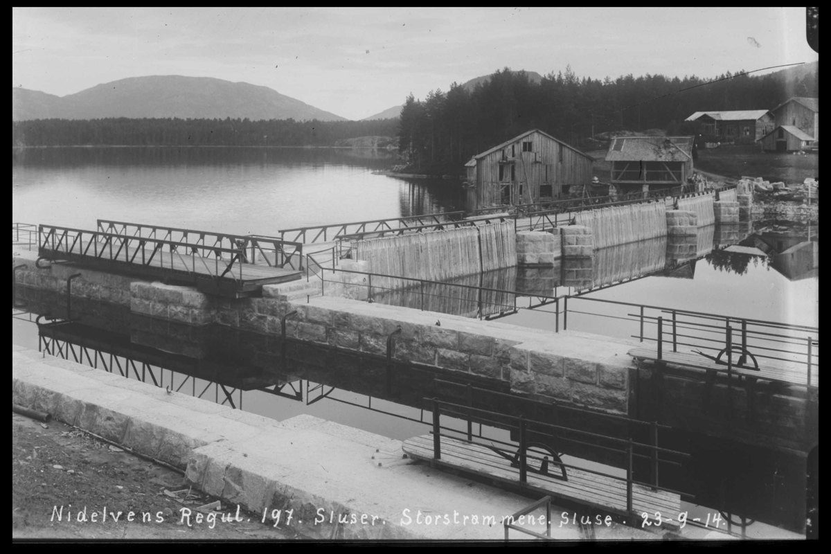 Arendal Fossekompani i begynnelsen av 1900-tallet
CD merket 0446, Bilde: 21
Sted: Storstraumen dam og sluser
Beskrivelse: Regulering 
