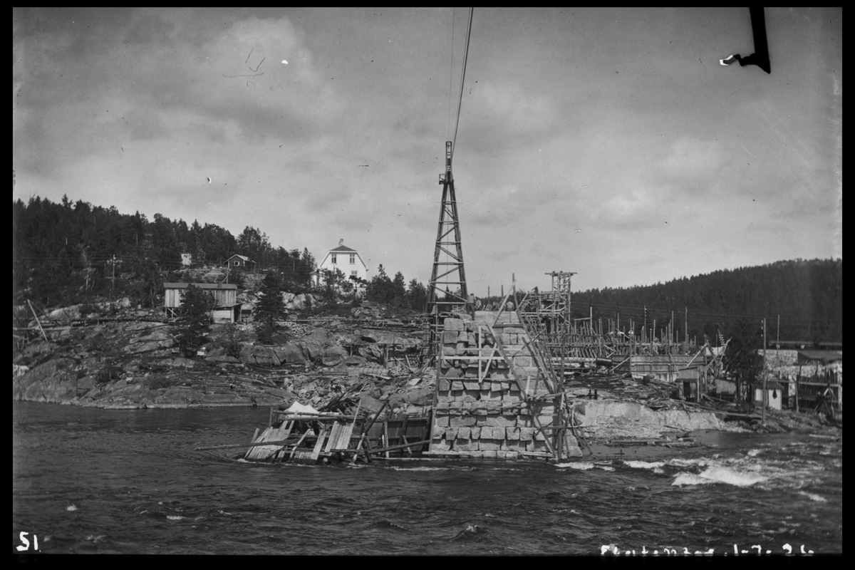 Arendal Fossekompani i begynnelsen av 1900-tallet
CD merket 0468, Bilde: 38
Sted: Flaten
Beskrivelse: Bilde tatt fra Olsbusida mot bygningsområdet for dammen