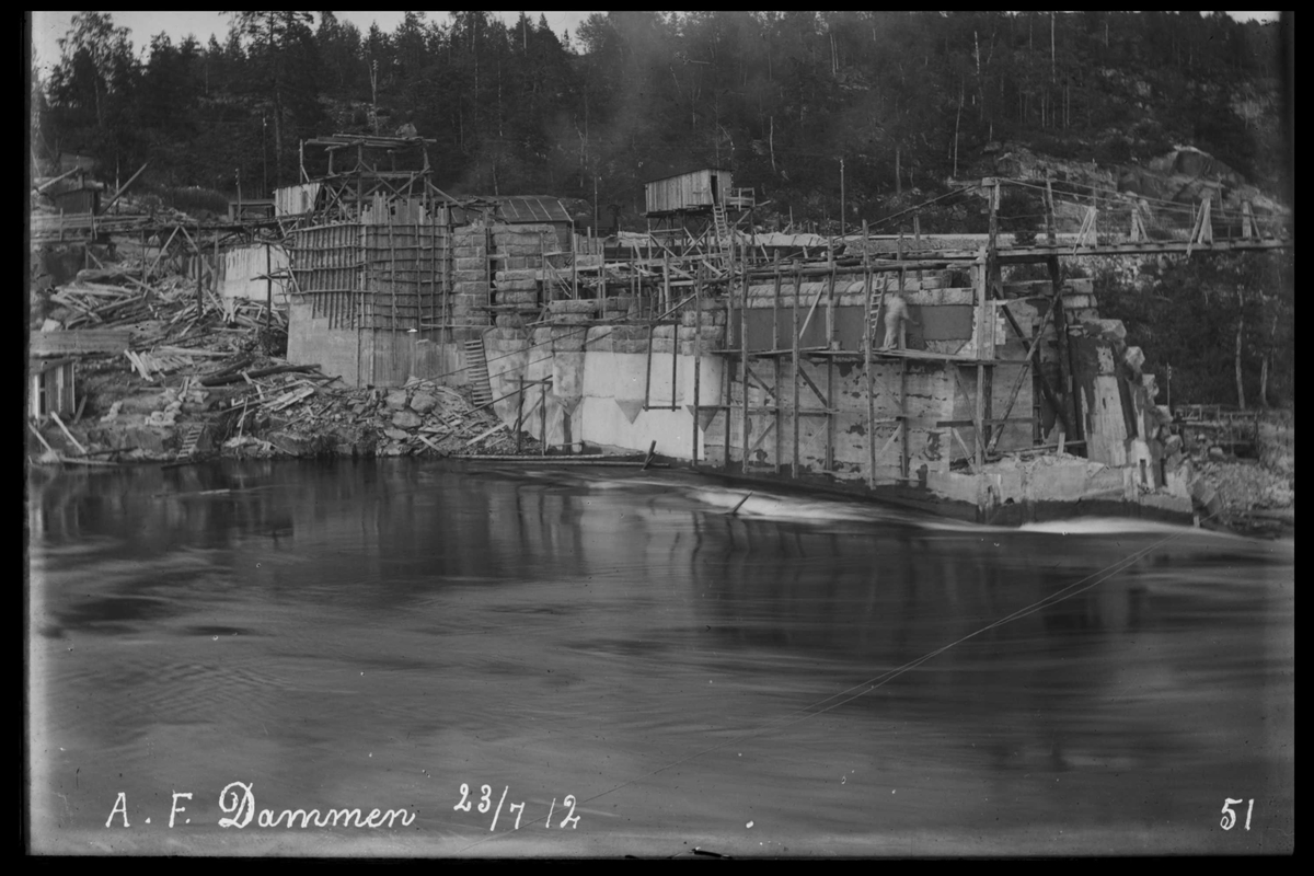 Arendal Fossekompani i begynnelsen av 1900-tallet
CD merket 0565, Bilde: 24
Sted: Haugsjå
Beskrivelse: Byggearbeider øst