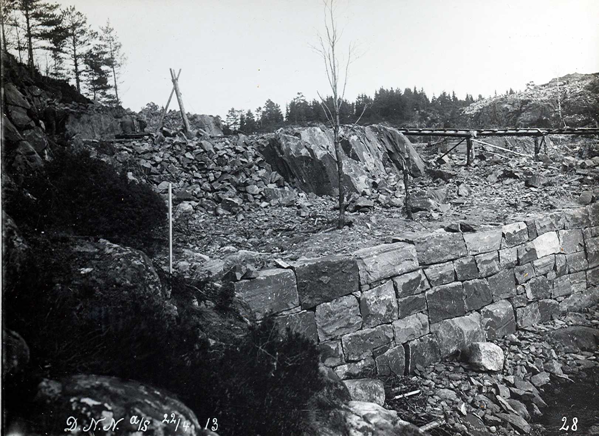 "22/04-1913" Nitriden. Planering tomt. Mur mot sjøen ved materiallageret.