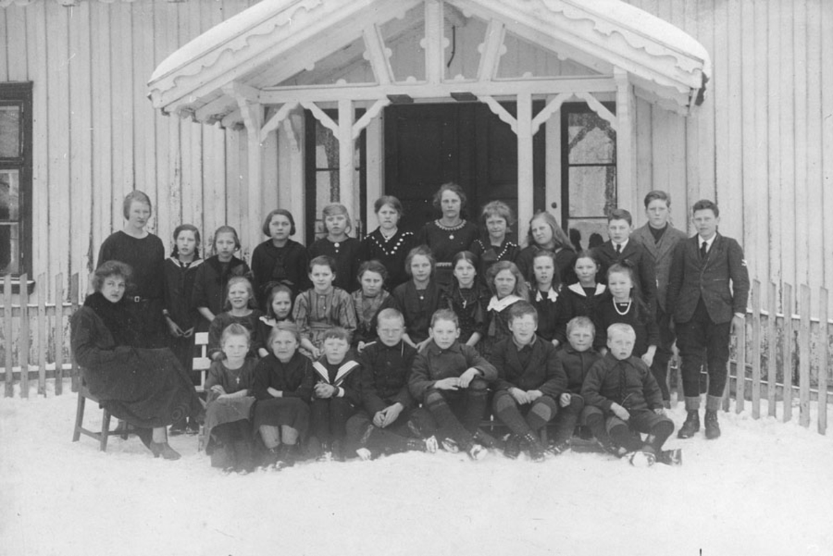 Elever og lærere ved Bjerke skole 1922?